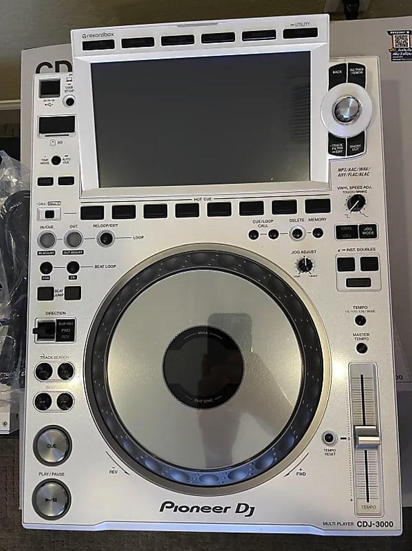 Pioneer CDJ-3000-w *2 and DJM-900NXS2-W limited White DJ Pioneer CDJ-3000-w *2 and DJM-900NXS2-W limited White DJ