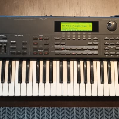 Roland XP-80 76-Key 64-Voice Music Workstation Keyboard 1999 - 2004 - Black