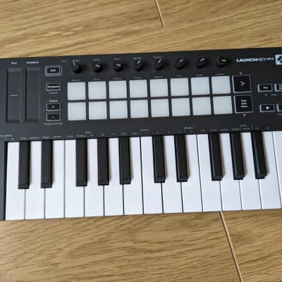 Novation Launchkey Mini MKIII MIDI Keyboard Controller 2021 Black