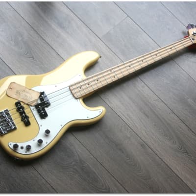 Fender "Limited Edition Precision Bass in Buttercream" GIGBAG imagen 1