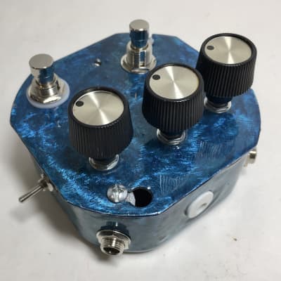 Speebtone DELUXE Bastard Son of Harmonic Jerk-u-Lator Fuzz/Distortion with Voltage Starve, Fat Boost, Feedback/Oscillation, and Momentary On/Off Stutter 2023 - Sapphire Bullets of Pure Love Gloss image 3