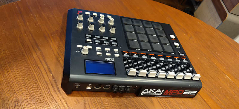 その他 AKAI  MPD32 Akai Professional MPD32 USB/MIDI Pad Control Surface Ships