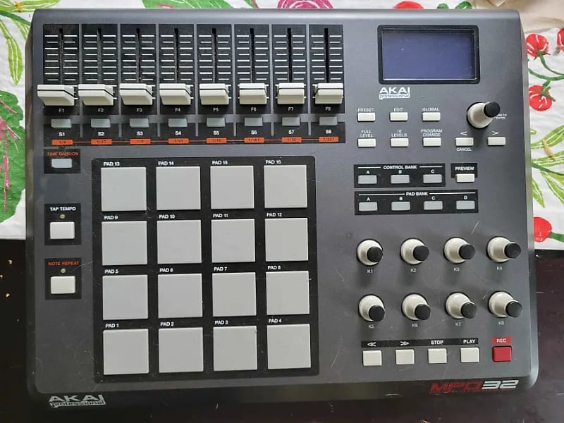 Akai MPD32 | Reverb