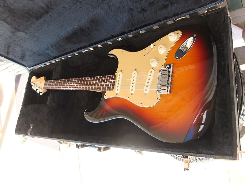Fender Deluxe American Stratocaster 2005 - 3 Tone Sunburst image 1