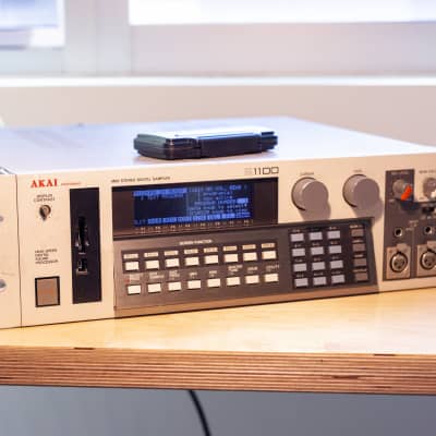Akai S1100 MIDI Stereo Digital Sampler 1990