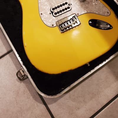 Fender  Tom Delonge signature series Stratocaster with Hardshell case 2002 Graffiti Yellow image 17