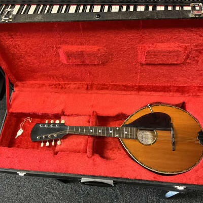GIBSON ALRITE MANDOLIN MADE IN USA 1917 STYLE D NO.435  IN EXCELLENT CONDITION WITH ORIGINAL HARD CASE AND KEY. image 1