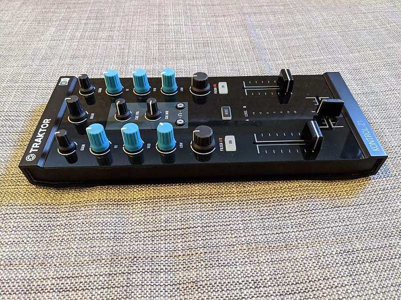 Native Instruments Traktor Kontrol Z1 & X1 Mk2 w/ UDG Hard Native Instruments Traktor Kontrol Z1 & X1 Mk2 w/ UDG Hard