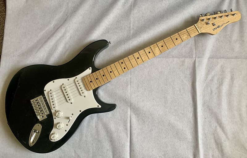 BEHRINGER IAXE 393 ベリンガー　ストラトタイプ Amazon.com: Behringer iAXE393 USB Guitar Package - Black