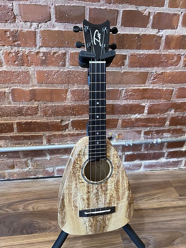 Romero Creations STC-MG Spalted Mango Concert Ukulele