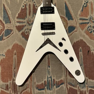 DEAN エリック・ピーターソンOLD SKULL Ｖ限定ホワイト Dean Eric Peterson Old Skull V White (2019) - Guitar Compare