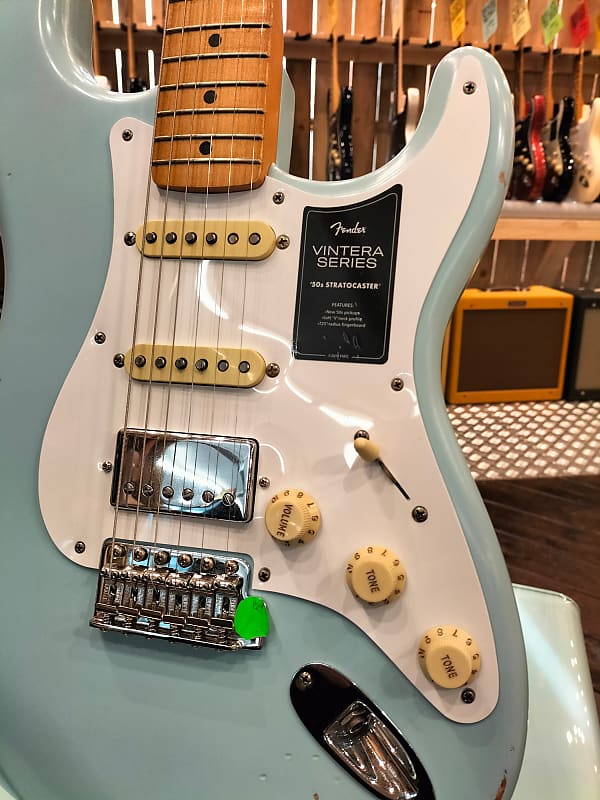 Fender Limited Edition De Vintera Road Worn 50s Stratocaster Fender Limited Edition De Vintera Road Worn 50s Stratocaster
