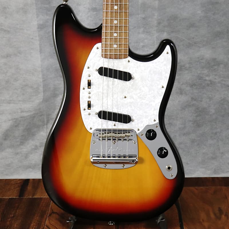 Fender Japan MG69 ムスタング サンバーストケーススタンド弦は付属しません