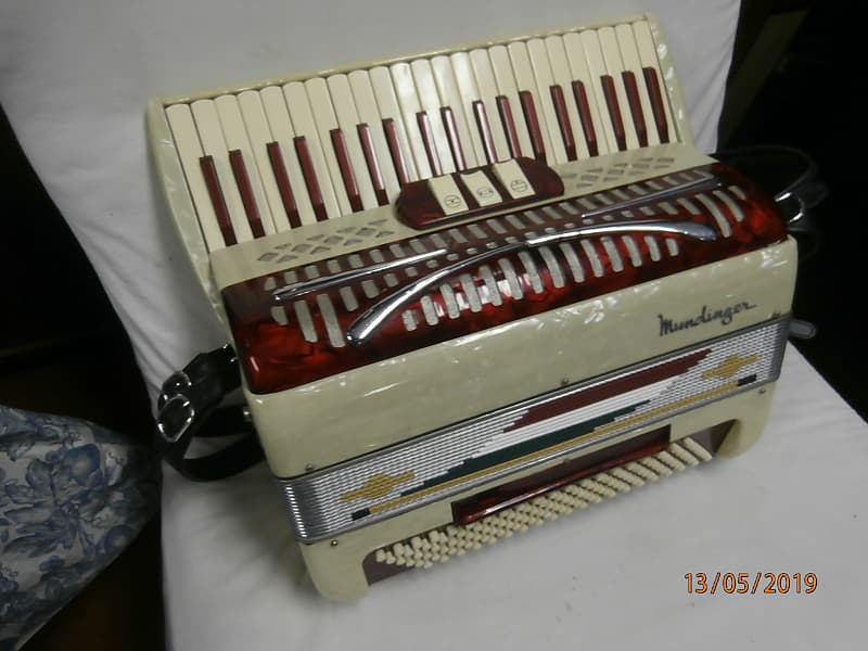 Mundinger accordion store