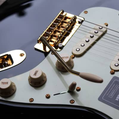 FENDER "Limited Edition Player Stratocaster, Maple Fingerboard, Black with Gold Hardware" 3, 77 KG image 4