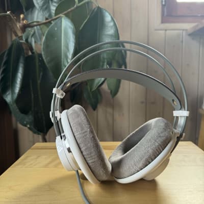 AKG K701  らしいモデル　コブ無し レビュー】AKG K701 ヘッドホン界の優等生。抜きん出る物は無い