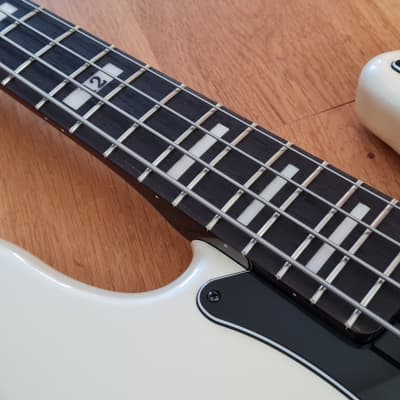 Fender Artist Series Duff McKagan Deluxe Precision Bass with Rosewood Fretboard 2019 - Present - White Pearl image 10