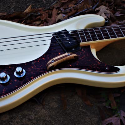 Mosrite   VENTURES  Bass 1991 White Pearl.  The last guitar built by Semie Moseley. RAREST. Only one image 8
