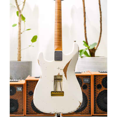 Luxxtone Choppa S Heavy Aging HSS-Olympic White w/Gold Anodized Pickguard & Roasted Flame Maple Neck image 7