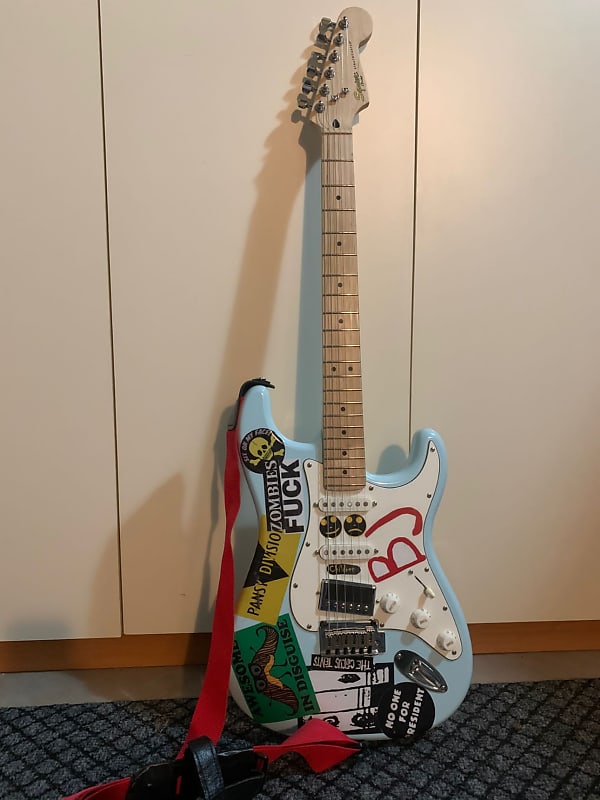 Billie Joe Armstrong 's Blue Guitar replica (Fender Squier Deluxe