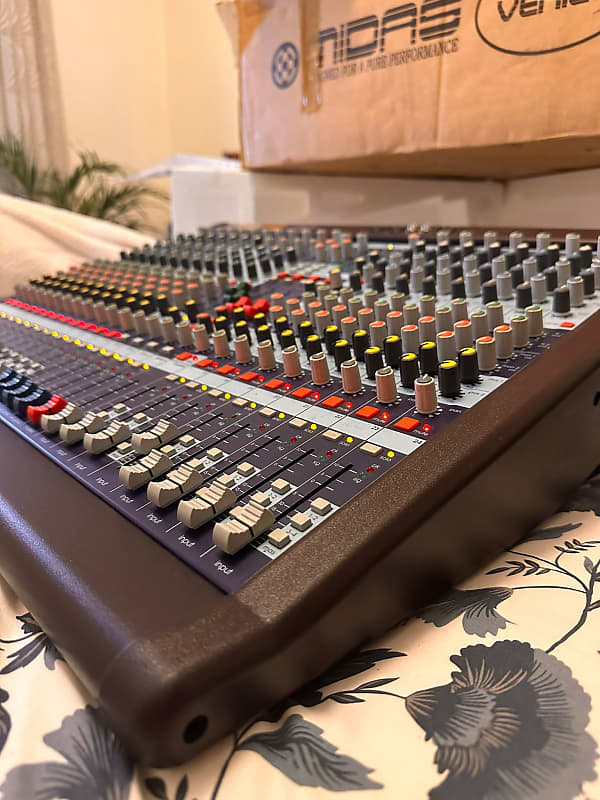 Midas Venice 240 24-Channel / 38-Input Mixing Console Midas Venice 240 24-Channel / 38-Input Mixing Console