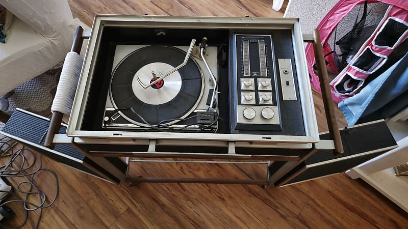 RCA Victor Vhp70e 1968-1969 - Walnut/Black  			