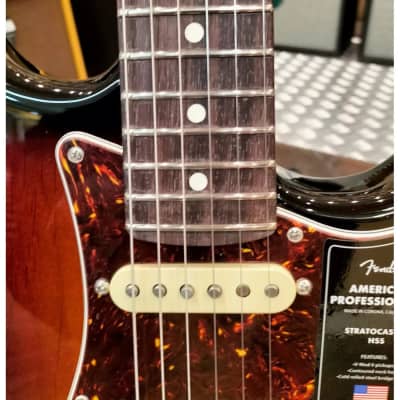 Immagine Fender American Professional II Stratocaster HSS, Rosewood Fingerboard, 3-Color Sunburst - 4