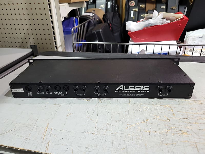 Alesis QuadraVerb GT 20k Bandwidth Simultaneous Guitar Effects Processor