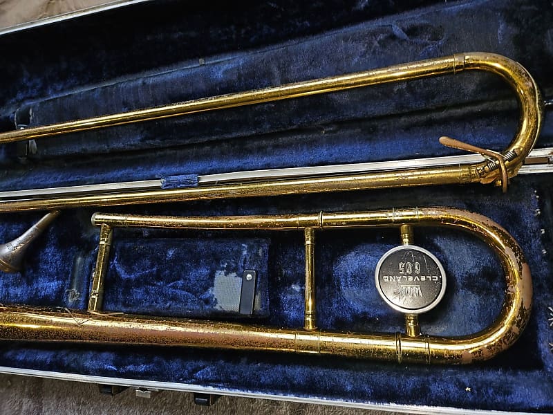 King 605 Trombone With New.Case #42434050. Insured shipping