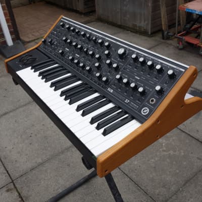 Moog Subsequent 37 paraphonic synthesizer(USA/2020).