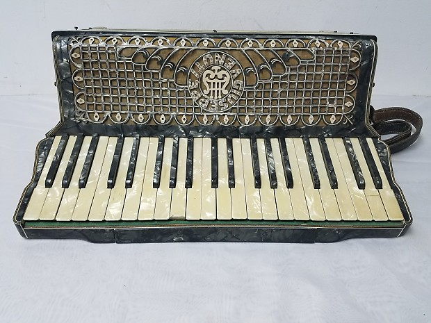 Venuti accordion shop