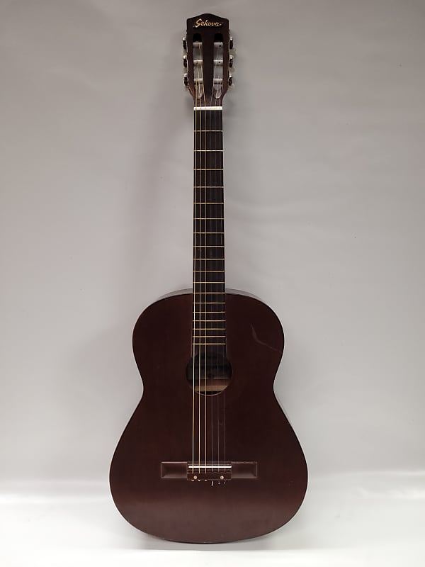 Sekova deals classical guitar