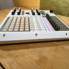 AKAI APC40 SPECIAL EDITION 限定版ホワイトカラー Akai APC 40 Special Edition White | Reverb