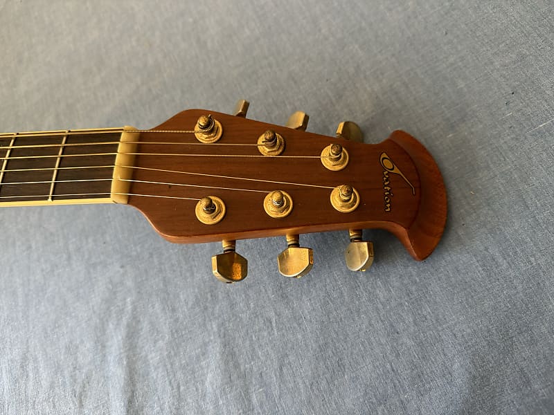 Ovation CS247 Celebrity Deluxe