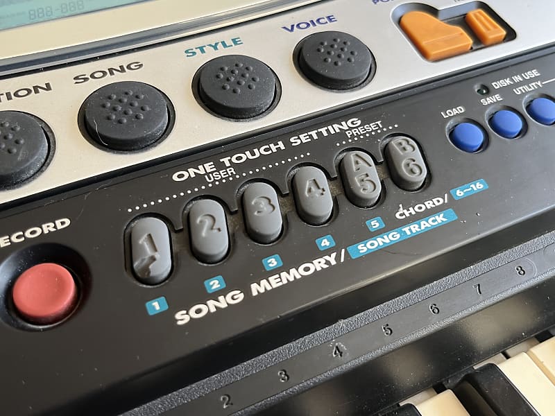 Yamaha PSR-340 PortaTone 61-Key Keyboard with Sheet Music Yamaha PSR-340 PortaTone 61-Key Keyboard with Sheet Music