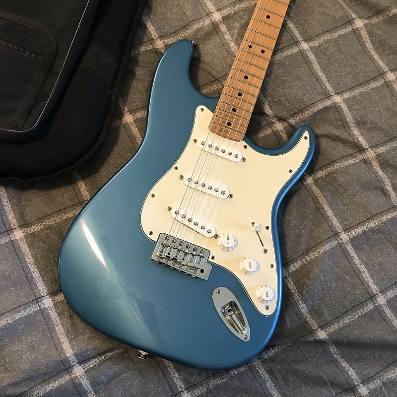 Squier Stratocaster 1997 Lake Placid Blue MIM Mexico Rare Squier Stratocaster 1997 Lake Placid Blue MIM Mexico Rare