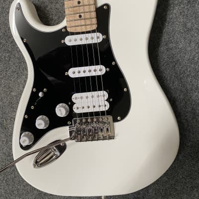 RW'S Costom Guitars Strat style Super Strat  2020 white image 3