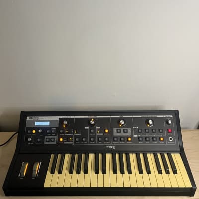 Moog Little Phatty Stage II - Black with amber lights - includes gig bag!