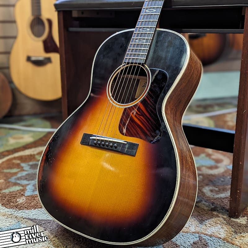 Eastman E22OOSS/V-SB OO Slope Shoulder Acoustic Guitar Sunburst w/HSC