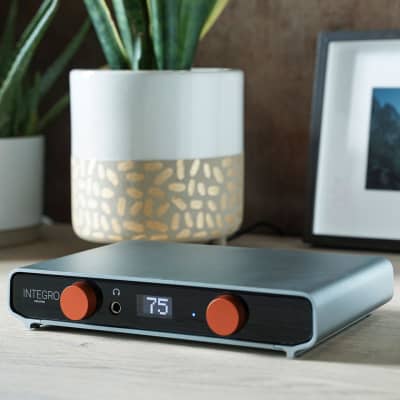 Onkyo Integra P-309 Stereo Preamplifier in Very Good Onkyo Integra P-309 Stereo Preamplifier in Very Good