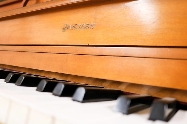 Janssen shop spinet piano