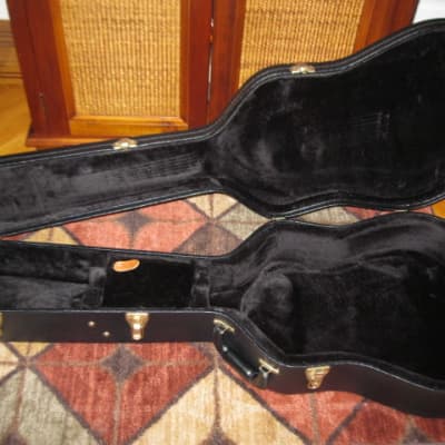 lightly used genuine Gibson Dreadnought Hardshell Case from 2017 - Black Tolex Exterior, Wood Construction, Black Plush Padded Interior, Gold Colored Hardware, lid has Gibson Acoustic Logo, fits square or round shoulder dreadnought (NO guitar included) image 5