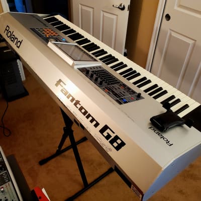 ROLAND FANTOM G8 WORKSTATION KEYBOARD SYNTHESIZER IN AMAZING SHAPE