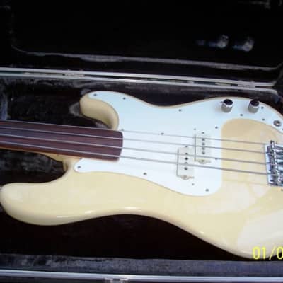 1982 Fender Fretless Precision Bass - with '79 Neck image 10