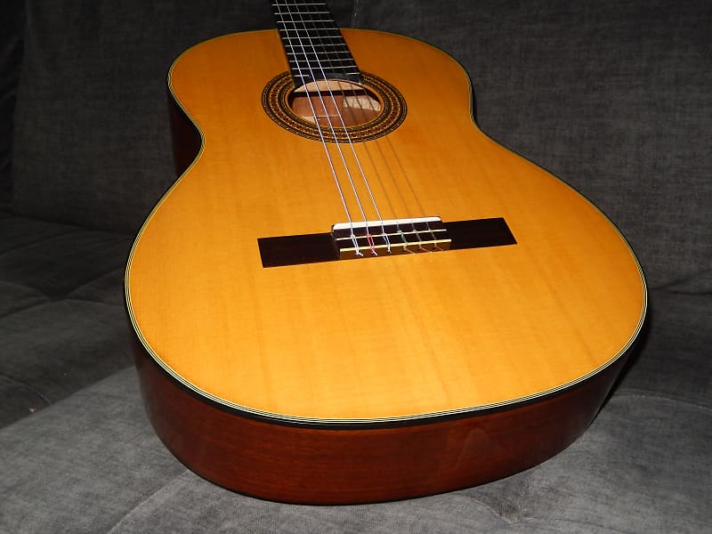 MADE IN JAPAN IN 1970 - KASUGA KC15 - AN EXTRAORDINARY ORDINARY CLASSICAL  GUITAR