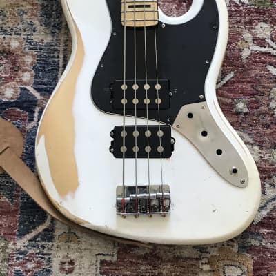 Fender Jazz Bass loaded body - White relic Humbuckers