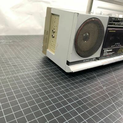 Emerson XLC450A 4.5 B&W Portable Tv Stereo fm-am Radio Stereo Cassette Recorder image 3