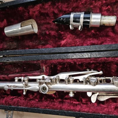 Elkhart Cavalier metal clarinet, USA, Silver-finish with Elkhart Cavalier metal clarinet, USA, Silver-finish with