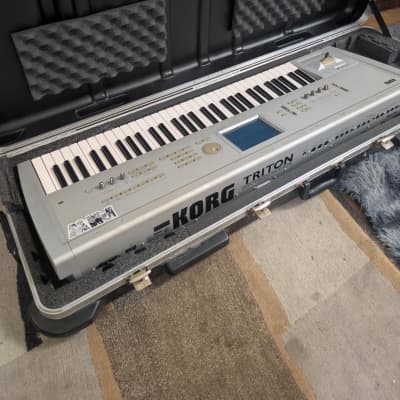 Korg Triton Studio Music Workstation/Sampler - 61 keys 2001-2003 - Silver