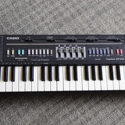 Vintage Casio MT-205 Casiotone Keyboard 1980's w/Super Drums